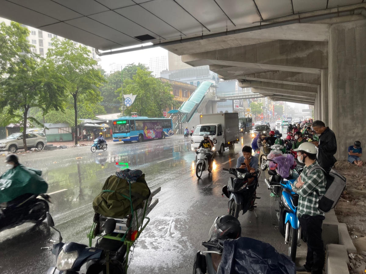 Cơn mưa lớn nhiều người phải tìm chỗ trú.