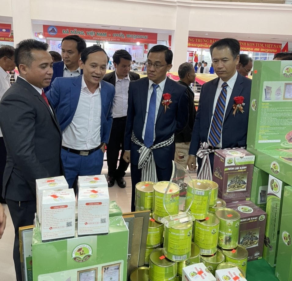 Nhiều gian hàng của doanh nghiệp tỉnh Quảng Nam trưng bày tại hội chợ.