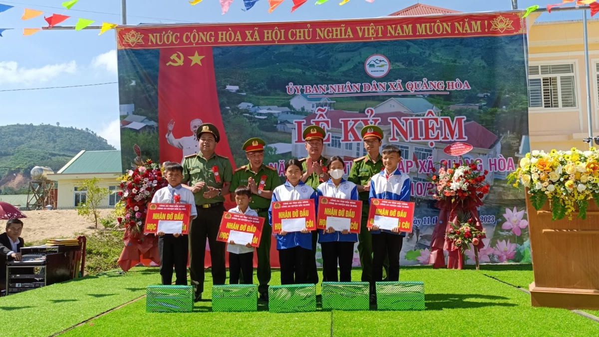 Công an huyện Đắk Glong nhận đỡ đầu 5 cháu mồ côi, có hoàn cảnh đặc biệt khó khăn.