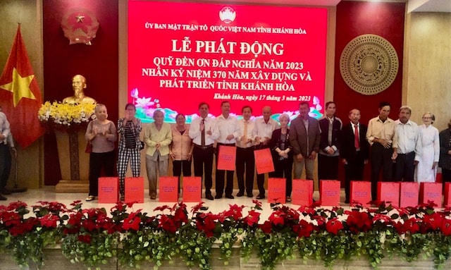 Trao 30 suất quà cho các gia đình chính sách nghèo trên địa bàn tỉnh.