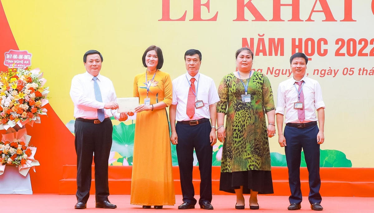 Ông Nguyễn Xuân Thắng, Ủy viên BCT, Giám đốc Học viện Chính trị Quốc gia Hồ Chí Minh, Chủ tịch Hội đồng Lý luận Trung ương tặng quà cho trường THPT Lê Hồng Phong nhân dịp bước vào năm học mới 2022-2023.