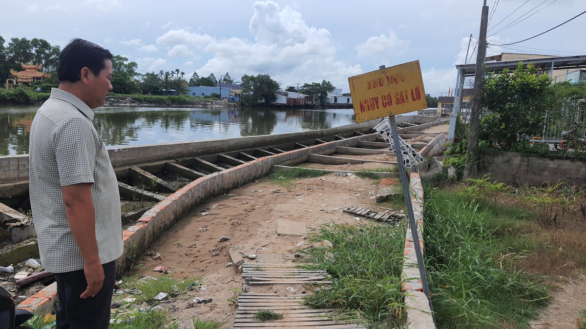Đoạn tường kè mới gia cố tiếp tục bị nước xoáy vào bờ gây sụp lún hoàn toàn.
