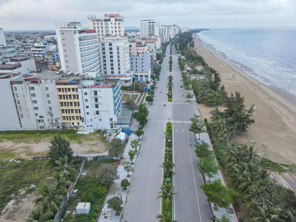 Trên con đường Hồ Xuân Hương được mệnh danh đẹp nhất TP Sầm Sơn, số lượng phương tiện xuất hiện trên đường cũng rất hạn chế.