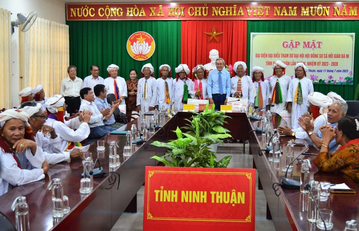 Ra mắt thành viên Hội đồng sư cả khóa IV, nhiệm kỳ 2023-2028.