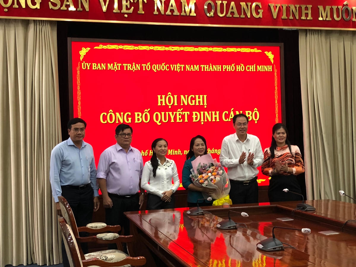 Ban Thường trực Ủy ban MTTQ Việt Nam TP HCM chúc mừng bà Trần Kim Yến. Ảnh: Hồng Phúc.
