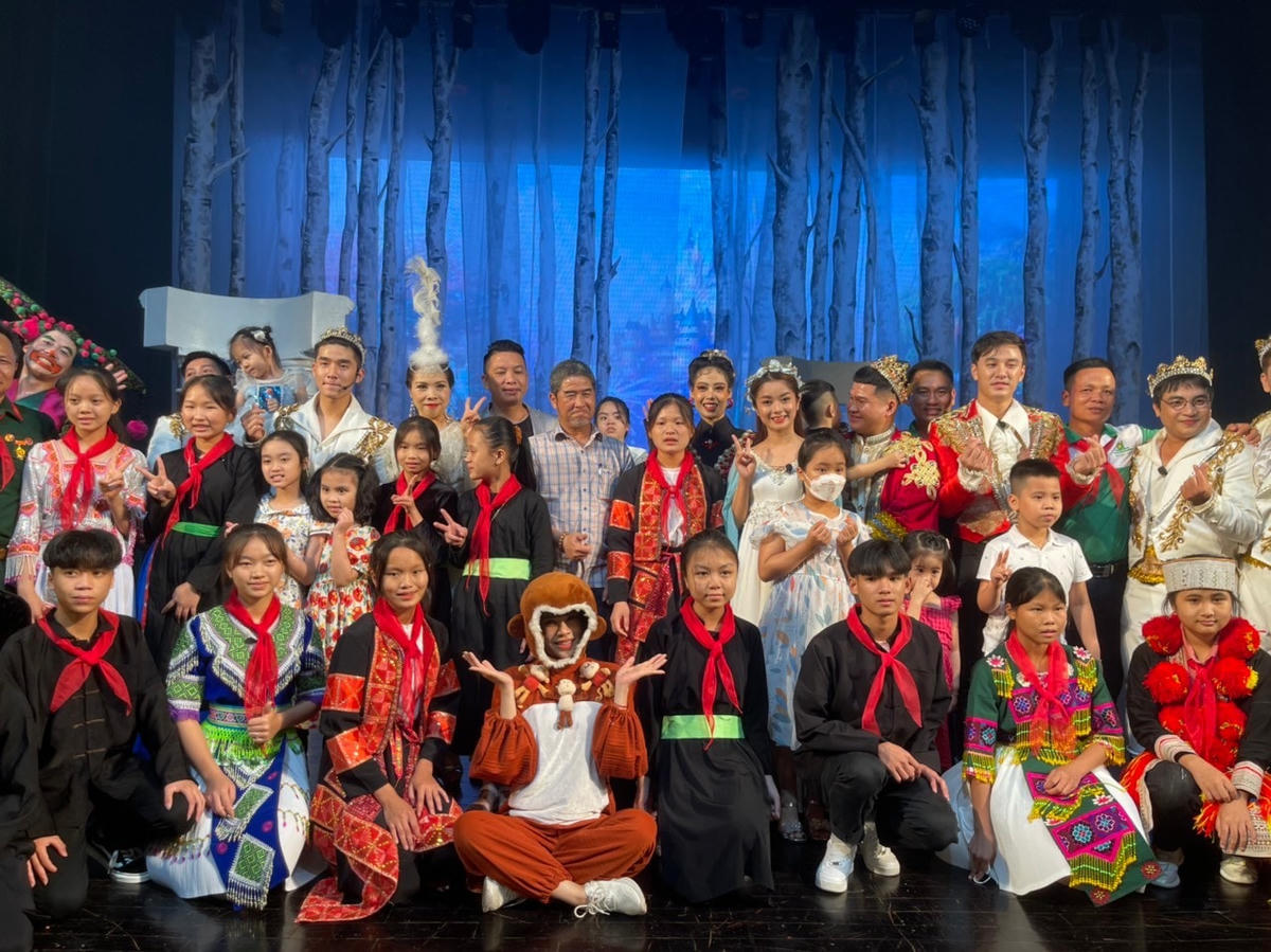 Các em nhỏ trường dân tộc Vị Xuyên có trải nghiệm đặc biệt trong ngày lễ của chính mình. 