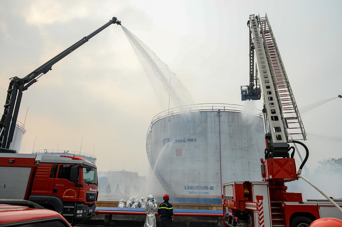 Đội Phòng cháy, chữa cháy chuyên ngành và lực lượng tại chỗ của Tổng kho Xăng dầu Đức Giang nhanh chóng triển khai phương án chữa cháy và các hoạt động tìm kiếm cứu nạn, hướng dẫn thoát nạn.