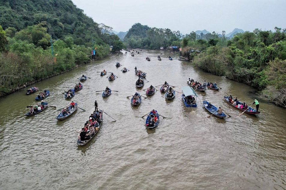 Theo chị Lý, trước khi bước vào mùa lễ hội chùa Hương, các chủ đò đã tiến hành ký cam kết chấp hành các quy định của pháp luật với lực lượng Thanh tra GTVT đường thuỷ nội địa. Bên cạnh đó, không chở quá số lượng hành khách theo quy định.