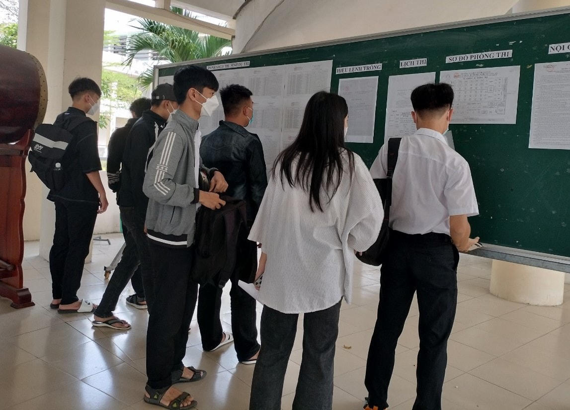 Các TS đang đứng xem số báo danh để vào phòng thi.