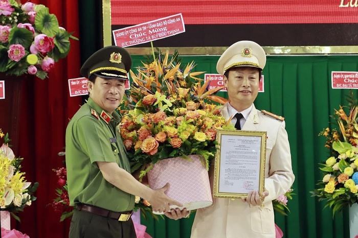 Thứ trưởng Lê Quốc Hùng trao quyết định của Bộ trưởng Bộ Công an về việc bổ nhiệm Thượng tá Bùi Đức Thịnh giữ chức vụ Phó Giám đốc Công an tỉnh Lâm Đồng. Ảnh: CAND.