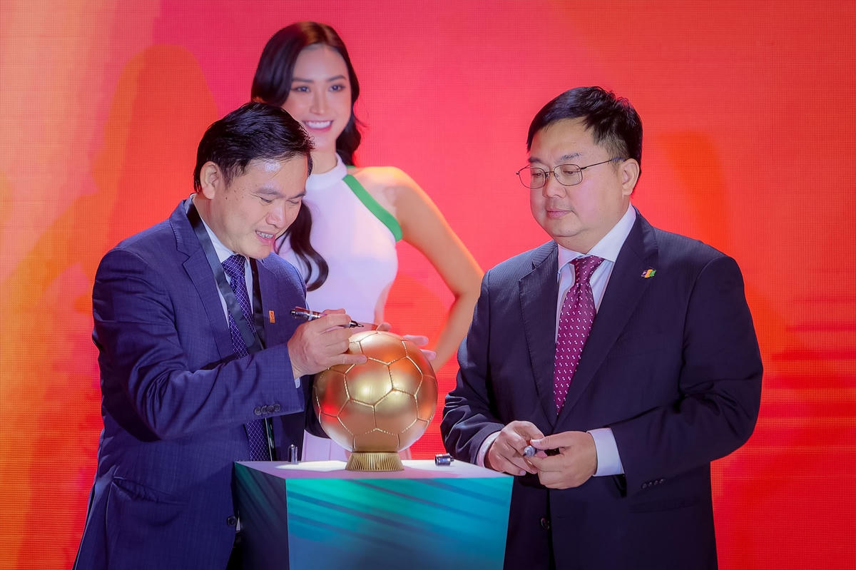 Chủ tịch VPF Trần Anh Tú và Chủ tịch FPT Telecom Hoàng Nam Tiến cùng ký lên trái bóng tại lễ công bố hợp tác.