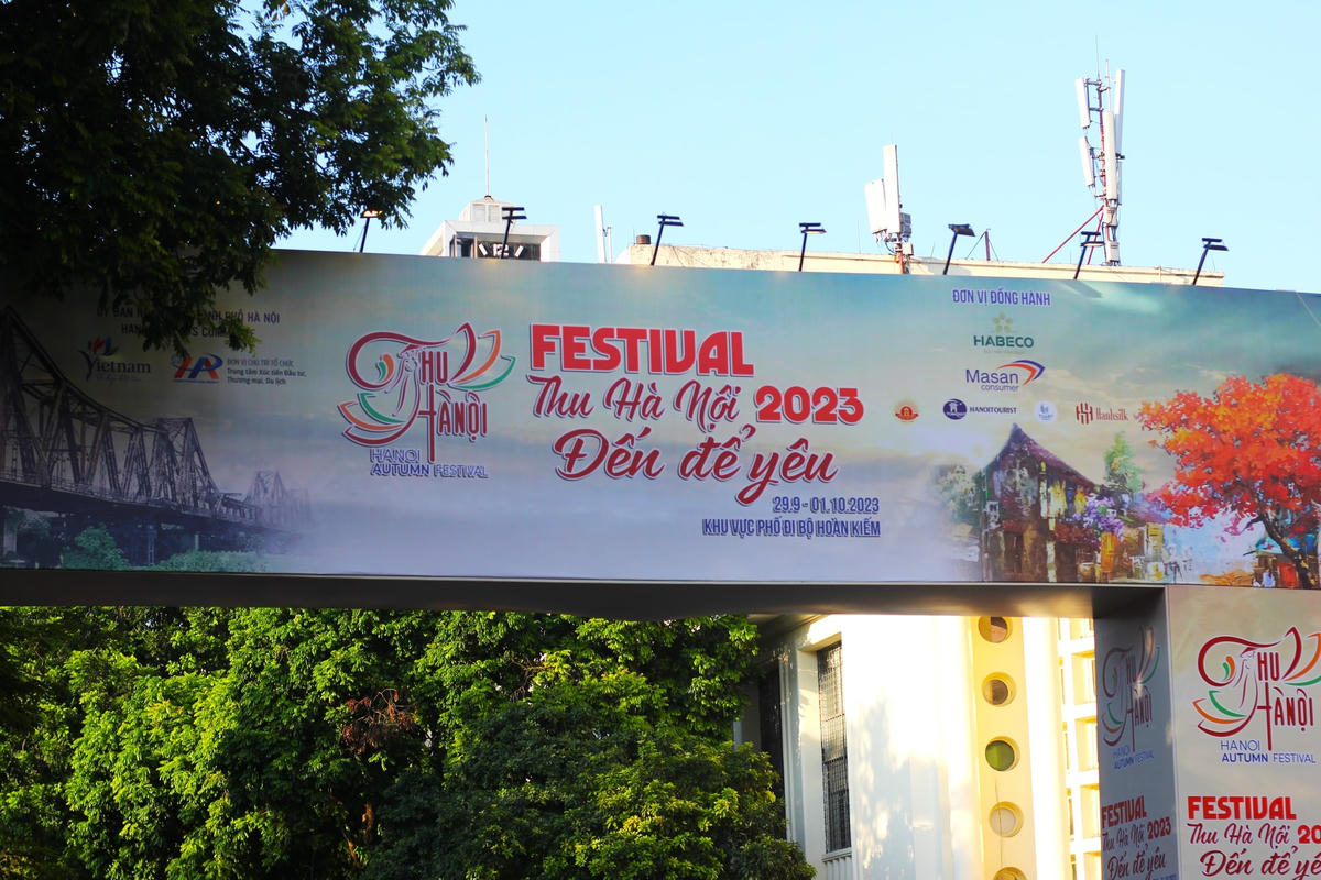 Với chủ đề "Thu Hà Nội - Đến để yêu", chương trình Festival Thu Hà Nội năm 2023 được diễn ra nhằm góp phần phát triển toàn diện du lịch Thủ đô cả về quy mô và chất lượng dịch vụ; có các gian hàng gồm đặc sản của các tỉnh thành trên cả nước; đưa bản sắc văn hóa dân tộc và thân thiện với môi trường đến gần hơn với du khách. 