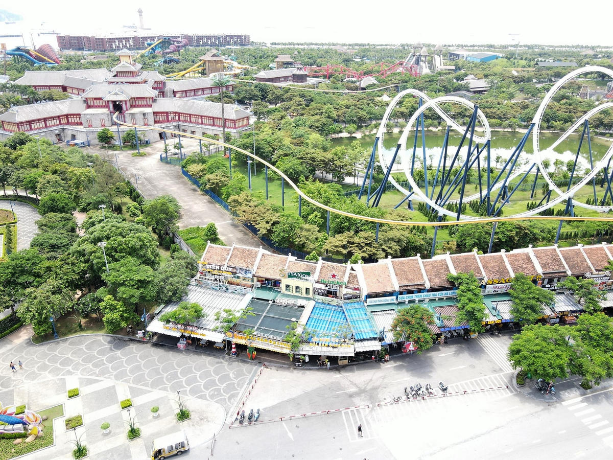 Công viên Sun World Hạ Long và khu phố cổ Bãi Cháy vắng khách dịp cuối tuần mặc dù trời nắng đẹp.