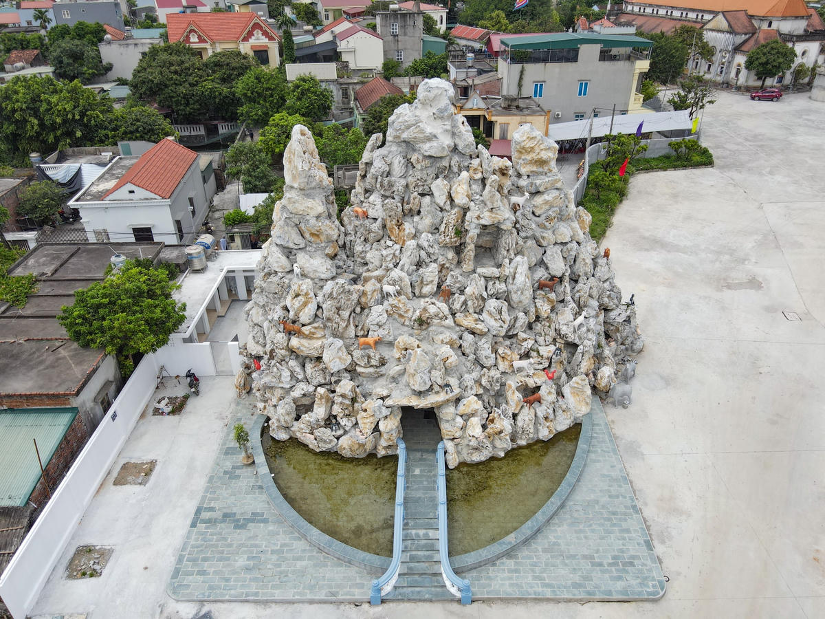 Hang đá nhỏ được xây dựng bên cạnh nhà thờ Lãng Vân.