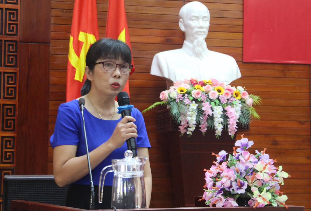 Bà Nguyễn Thị Vân báo cáo tới đoàn công tác Đảng đoàn UBTƯ MTTQ Việt Nam.