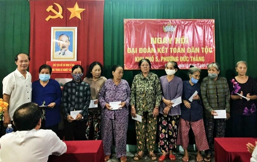 Uỷ ban MTTQ TP.Phan Thiết tặng các phần quà cho các hộ nghèo tại địa phương.