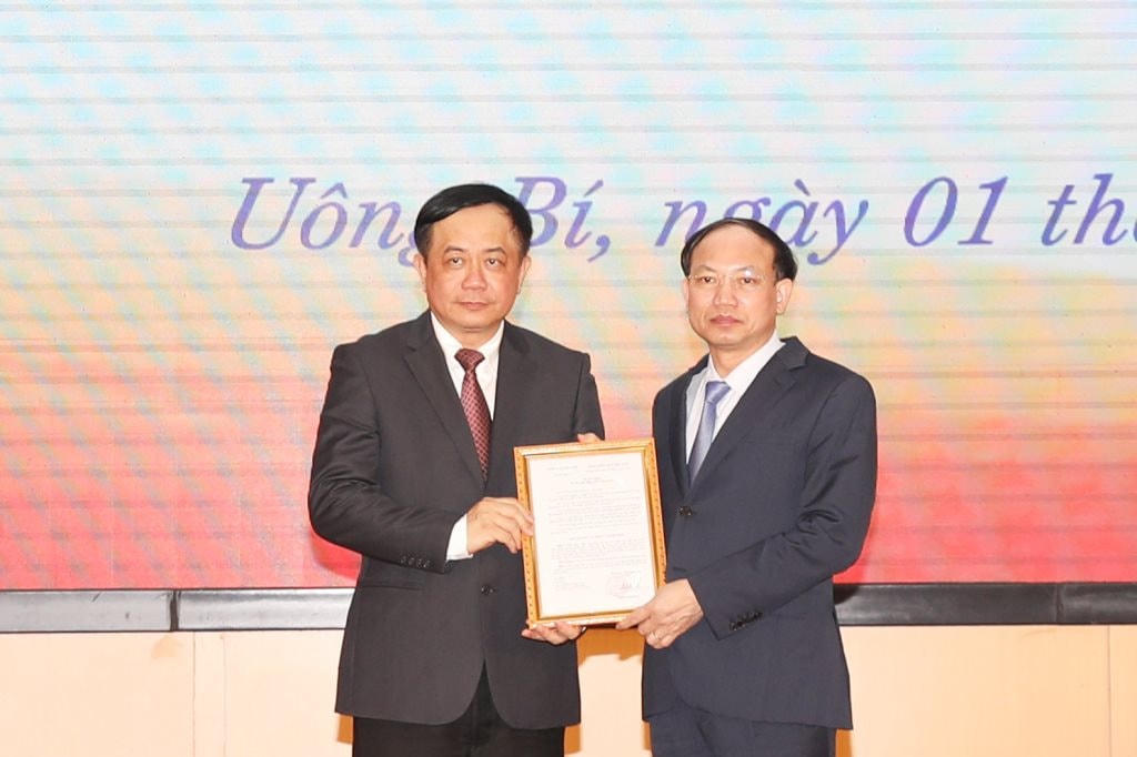Bí thư Tỉnh ủy Quảng Ninh Nguyễn Xuân Ký trao quyết định điều động, phân công ông Mai Vũ Tuấn giữ chức vụ Bí thư Thành uỷ Uông Bí khóa XX, nhiệm kỳ 2020-2025.