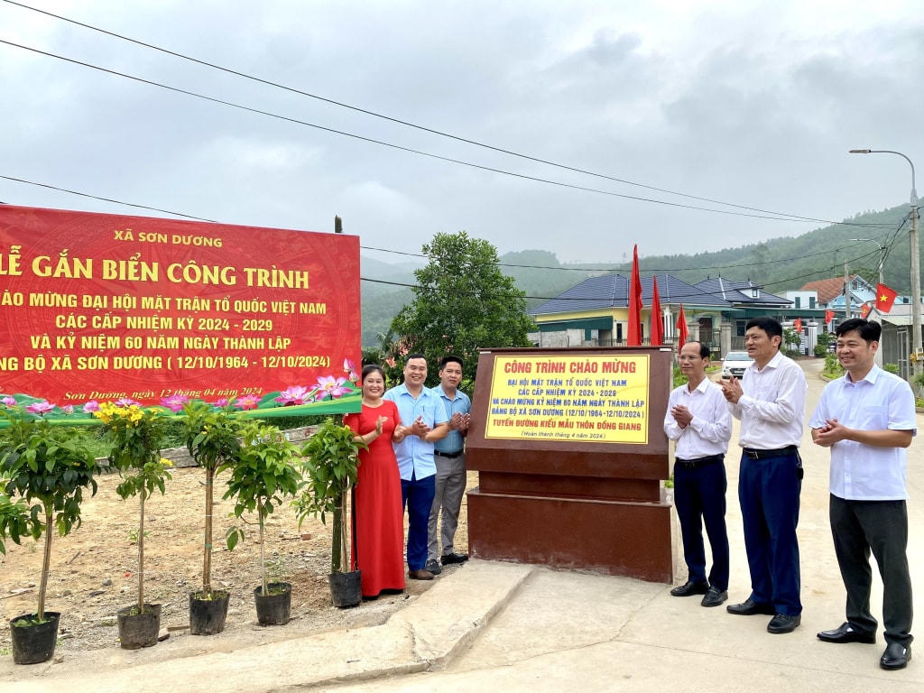 Xã Sơn Dương tổ chức gắn biển công trình chào mừng Đại hội MTTQ các cấp cho tuyến đường kiểu mẫu thôn Đồng Giang.