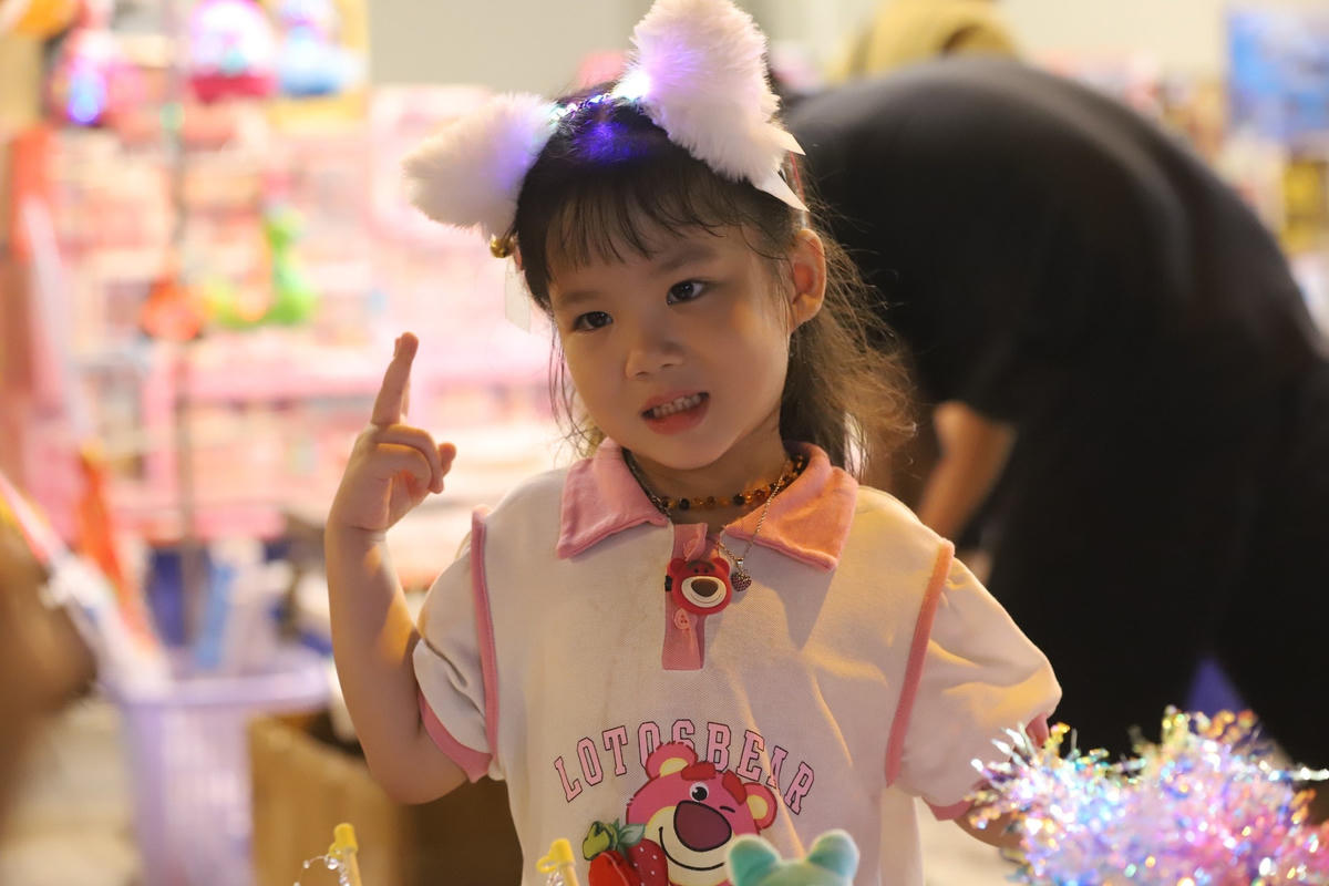 Nhiều em nhỏ được bố mẹ đưa đi chơi.