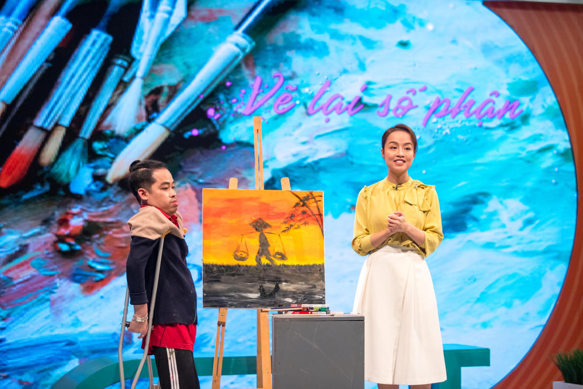 Trên sân khấu chương trình, hoạ sĩ Thành khiến nhiều người trầm trồ vì tai năng hội họa của mình. 