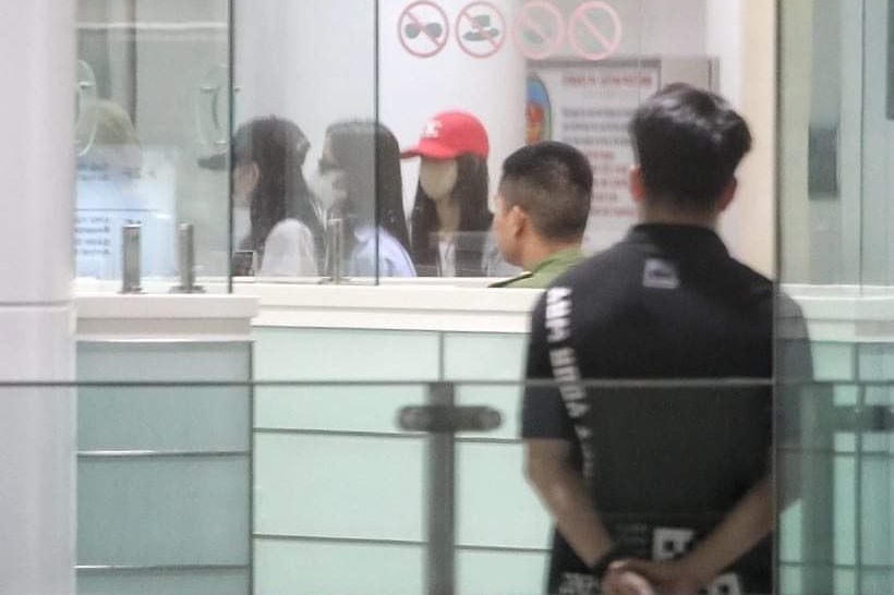 Rạng sáng nay 29/7, nhóm nhạc BlackPink trên chuyến bay số hiệu EK2663 (máy bay A319) của Hãng hàng không Emirates, đã hạ cánh tại sân bay Nội Bài (Hà Nội). Trong ảnh: Các thành viên nhóm nhạc BlackPink làm thủ làm thủ tục nhập cảnh.