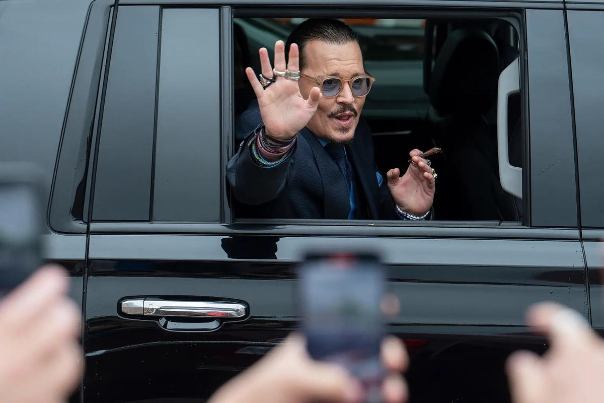 Johnny Depp vẫy tay với người hâm mộ sau khi rời tòa án ngày 27/5. Ảnh: AP.  