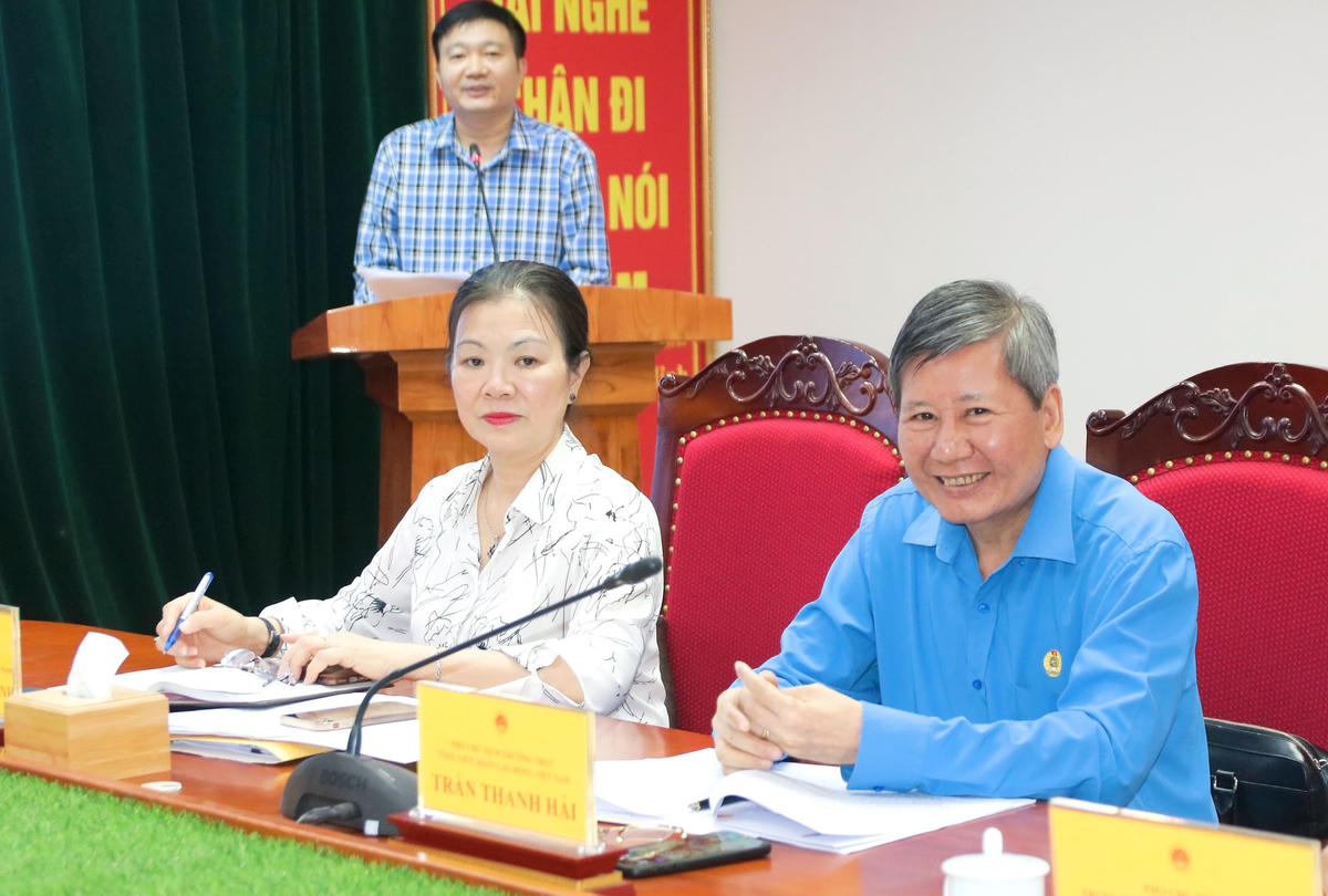 Phó Chủ tịch UBTƯ MTTQ Việt Nam Trương Thị Ngọc Ánh cùng các đại biểu tham dự Hội nghị.