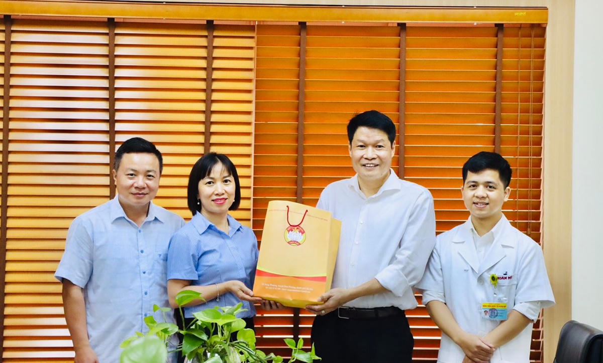 Lãnh đạo Bảo tàng MTTQ Việt Nam tặng quà lưu niệm cho Ban Lãnh đạo Công ty cổ phần Bệnh viện Quốc tế Hoàn Mỹ.