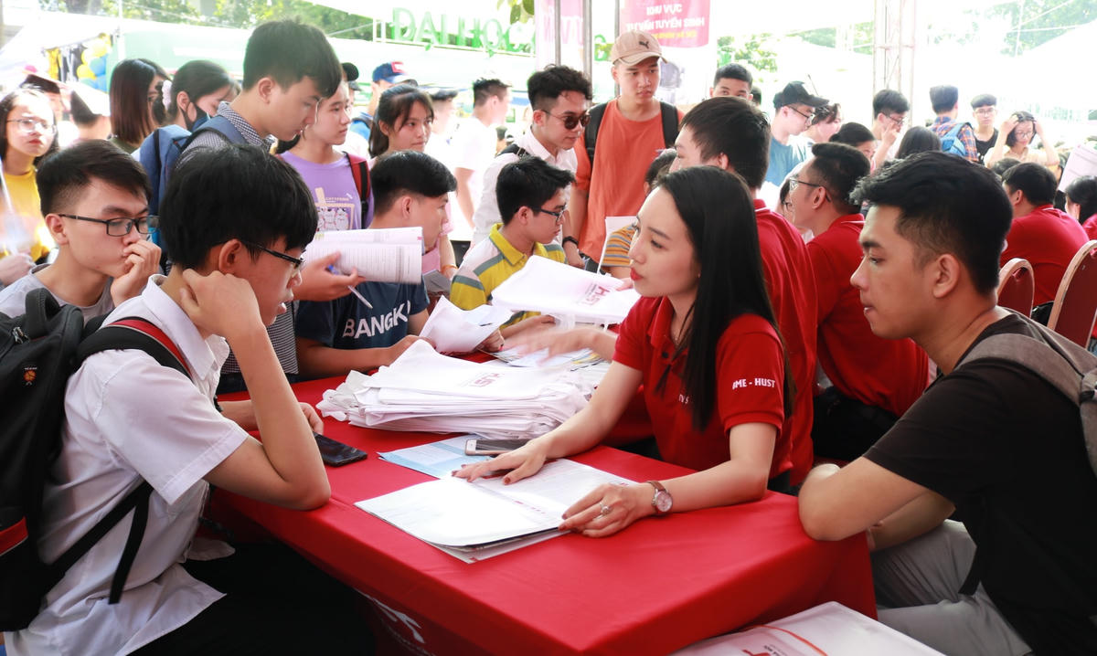 Trường đại học tư vấn tuyển sinh cho thí sinh.
