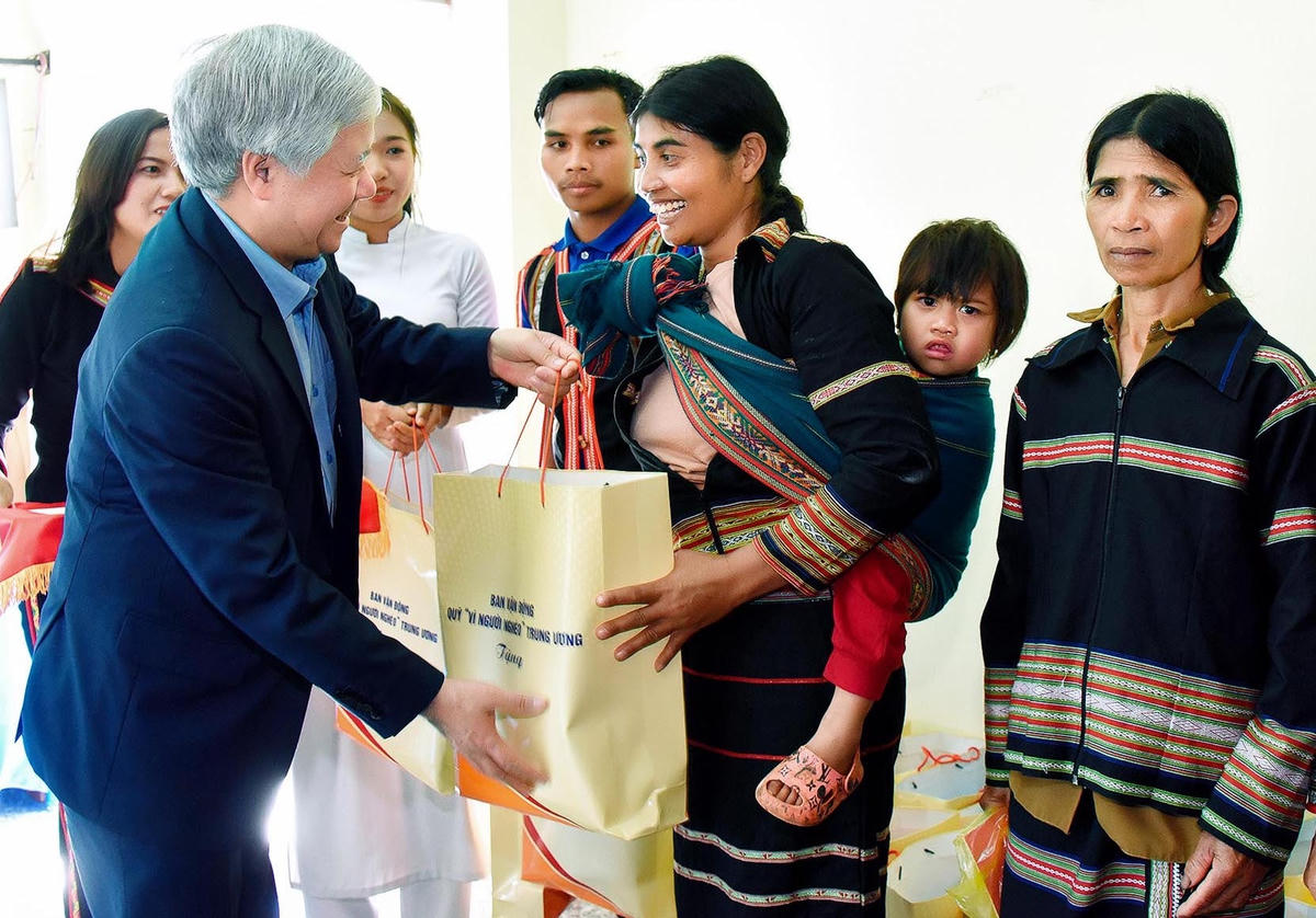 Chủ tịch Đỗ Văn Chiến tặng quà Tết cho người dân xã Ia KhươI, huyện Chư Păh, Gia Lai.