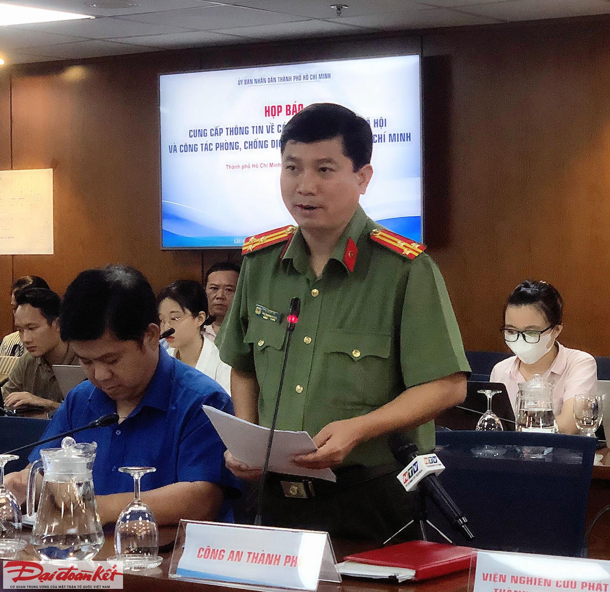 Thượng tá Lê Mạnh Hà, Phó phòng Tham mưu Công an TP HCM cung cấp thông tin tại buổi họp báo chiều 19/10. (Ảnh: Hồng Phúc).