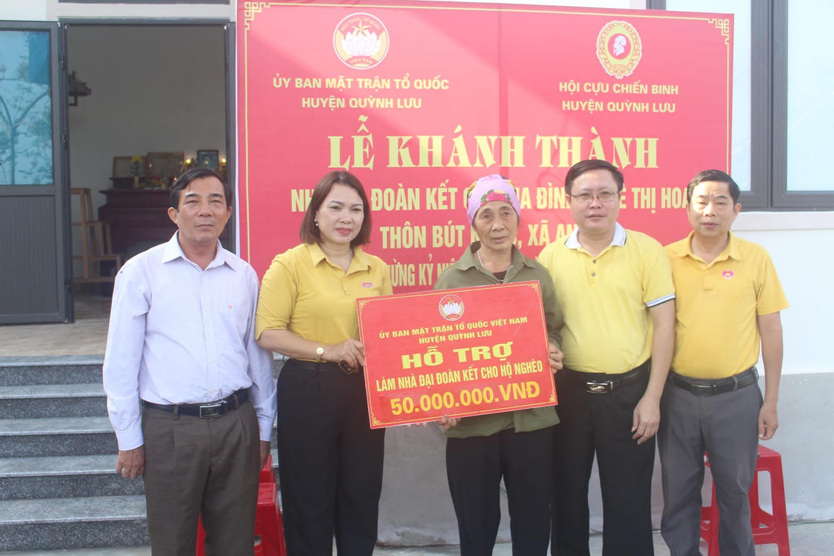 Lãnh đạo Ủy ban MTTQ huyện Quỳnh Lưu trao nhà Đại đoàn kết cho người nghèo.