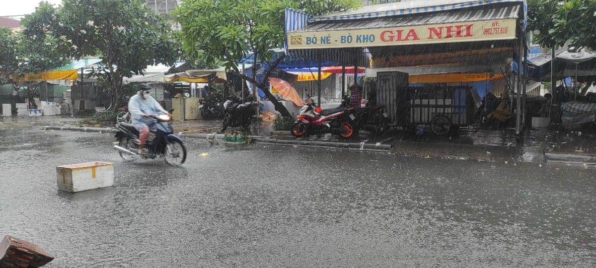 Nước ngập sâu trên tuyến đường ở TP Bạc Liêu khiến việc di chuyển của các phương giao thông gặp khó khăn.
