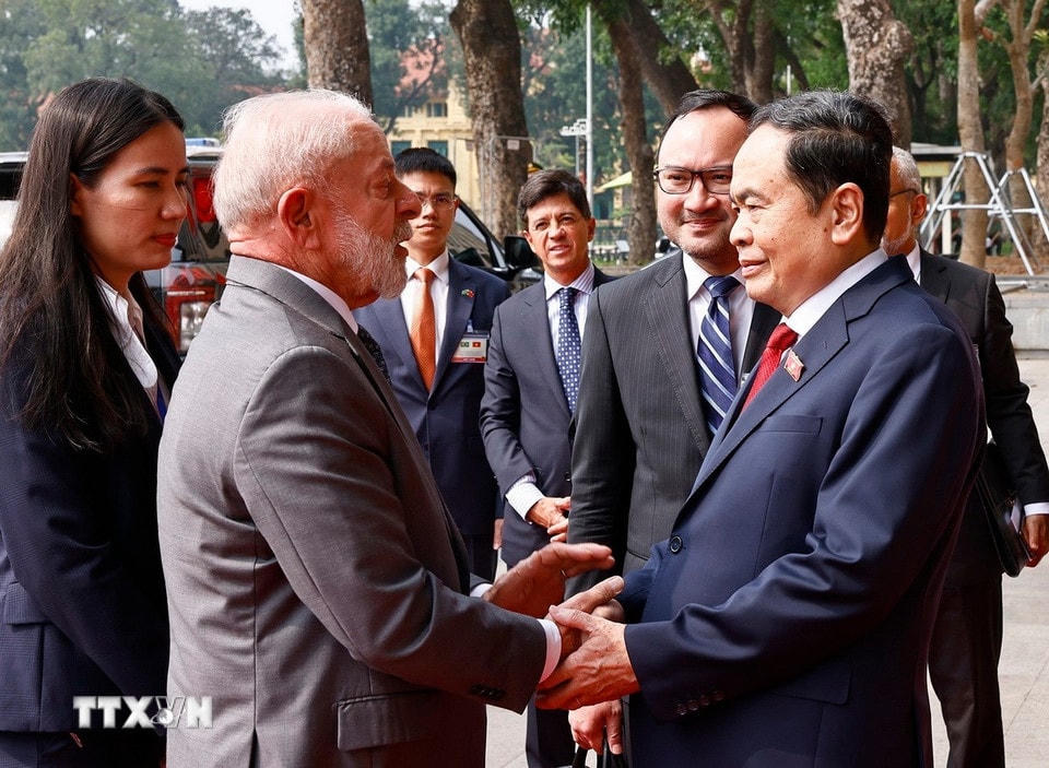 Chủ tịch Quốc hội Trần Thanh Mẫn đón Tổng thống Cộng hòa Liên bang Brazil Luiz Inácio Lula da Silva. (Ảnh: Doãn Tấn/TTXVN)