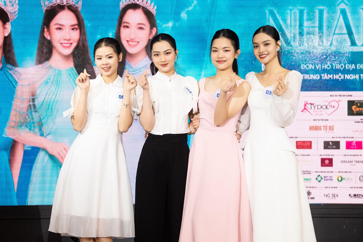 Thí sinh Miss World Vietnam 2023 tranh tài trong phần thi Người đẹp Nhân ái. 