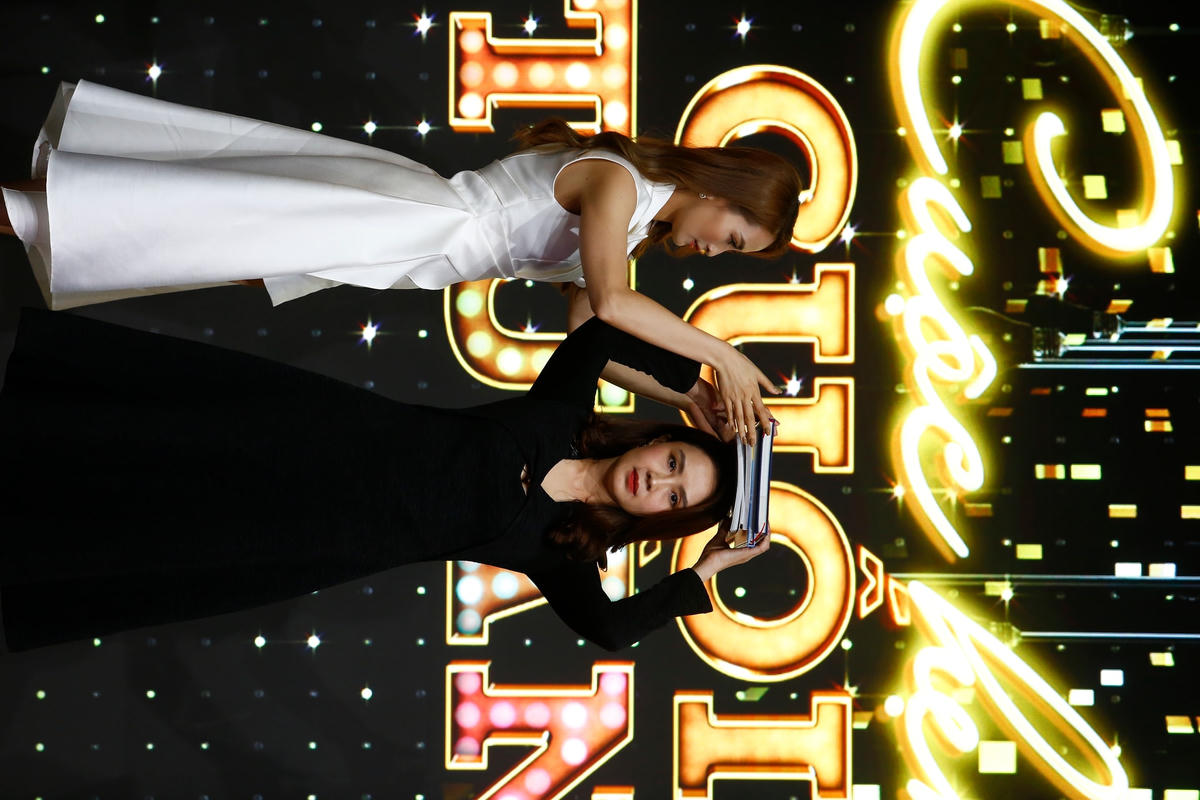 Hồng Diễm tham gia thử thách "đội sách catwalk".