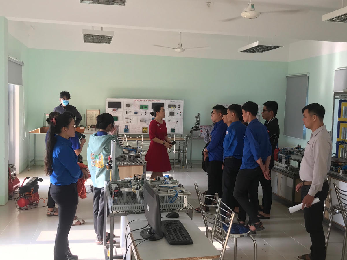 Học sinh trải nghiệm tại Trường Cao đẳng Cơ giới.