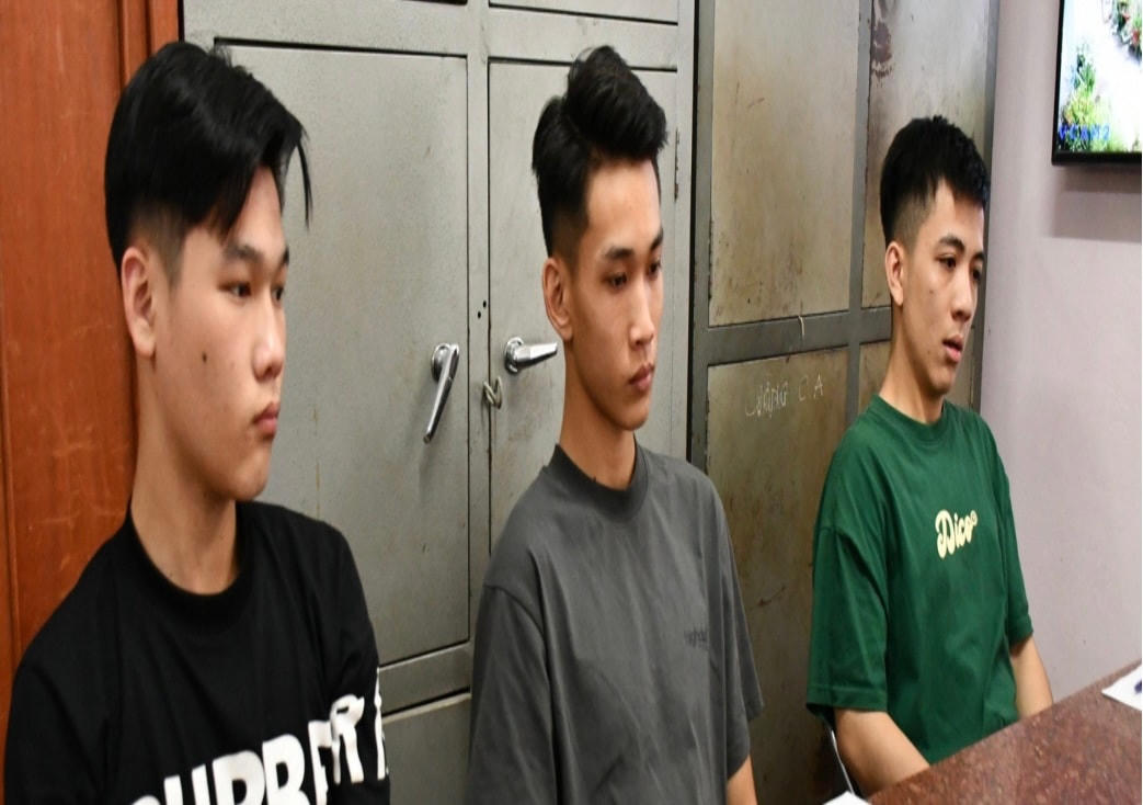 Ba đối tượng tổ chức điều khiển bốc đầu mô tô, quay video lên mạng xã hội tại cơ quan công an.