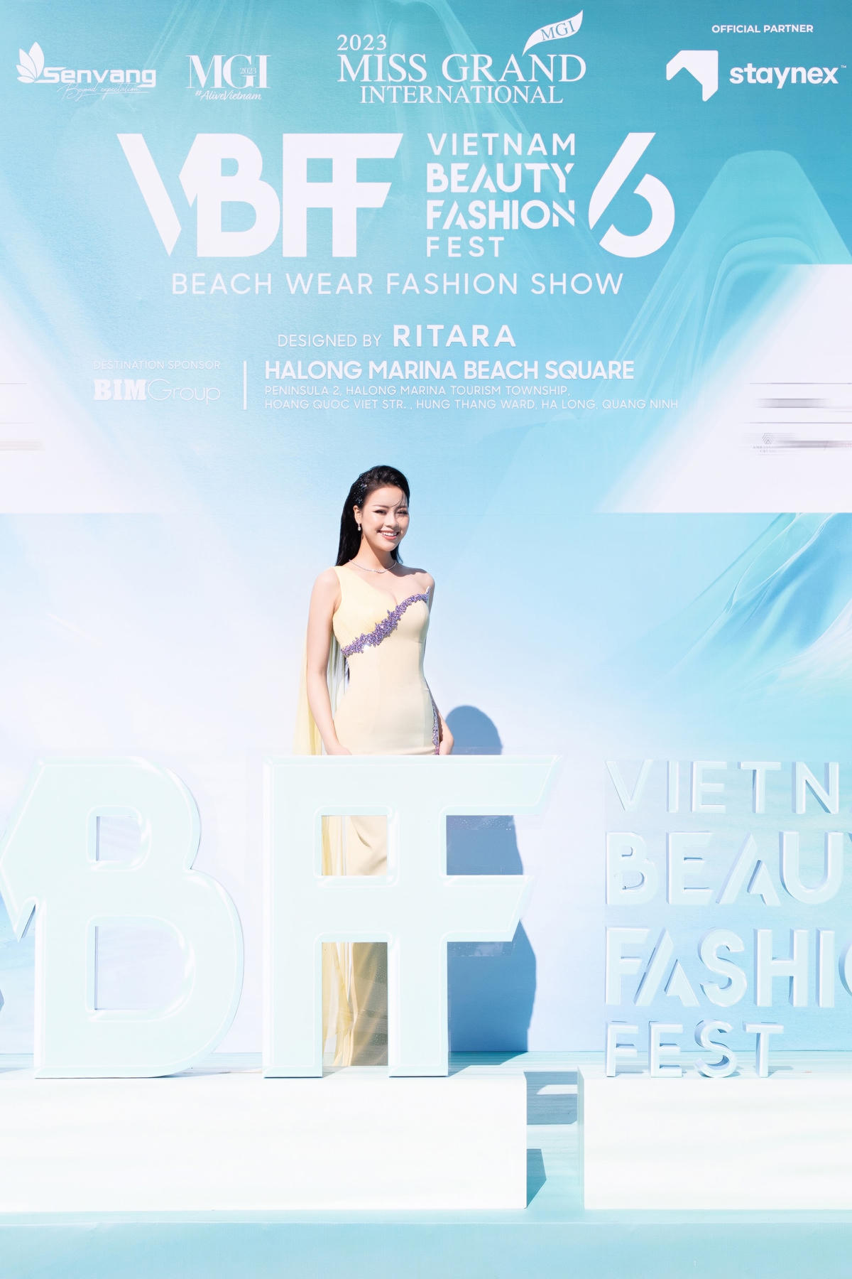 Á hậu Đào Thị Hiền là người đẹp bước ra từ Miss World Vietnam duy nhất xuất hiện trong sự kiện đầu tiên tại Hạ Long lần này. Diện trang phục tông vàng, cô nàng chiếm trọn ánh nhìn với vẻ đẹp ngọt ngào nhưng không kém phần sắc sảo của mình. 