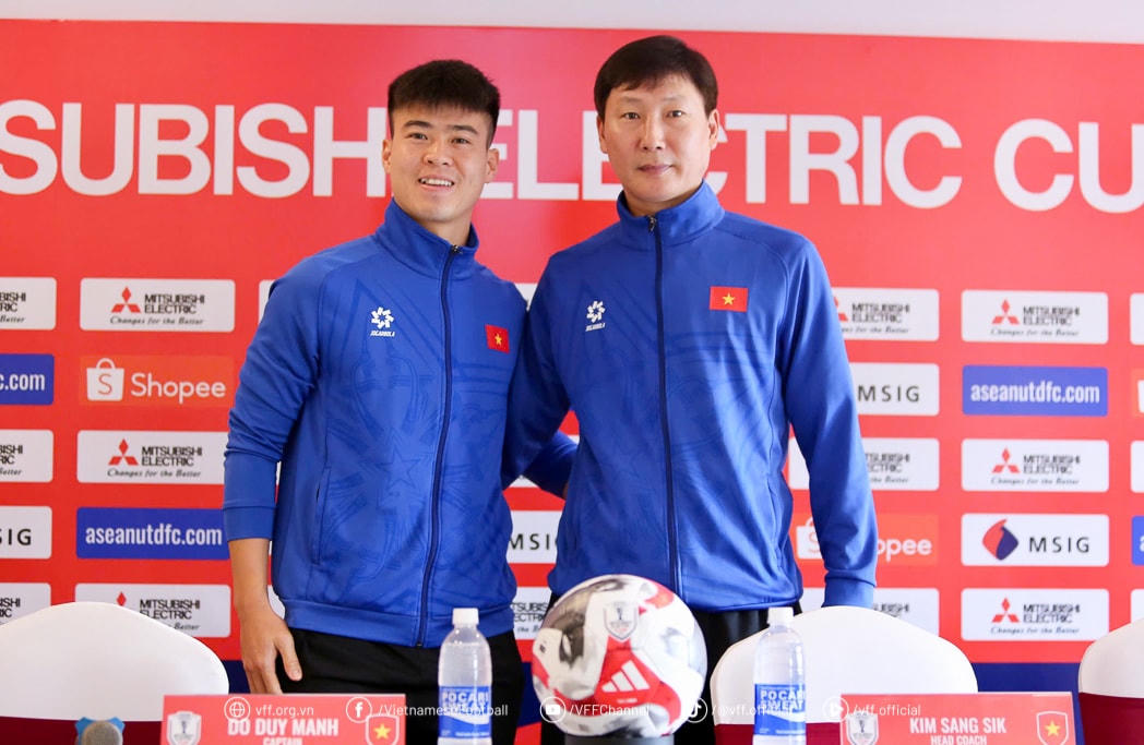 HLV Kim Sang Sik và đội trưởng Duy Mạnh tham dự họp báo trước trận đấu. Ảnh: VFF.