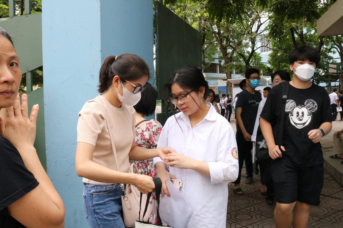Kỳ thi chính thức bắt đầu vào sáng mai (10/6) với môn thi đầu tiên là Ngữ văn, buổi chiều thí sinh dự thi môn Ngoại ngữ. Sáng 11/6, thí sinh thi môn cuối cùng là Toán.