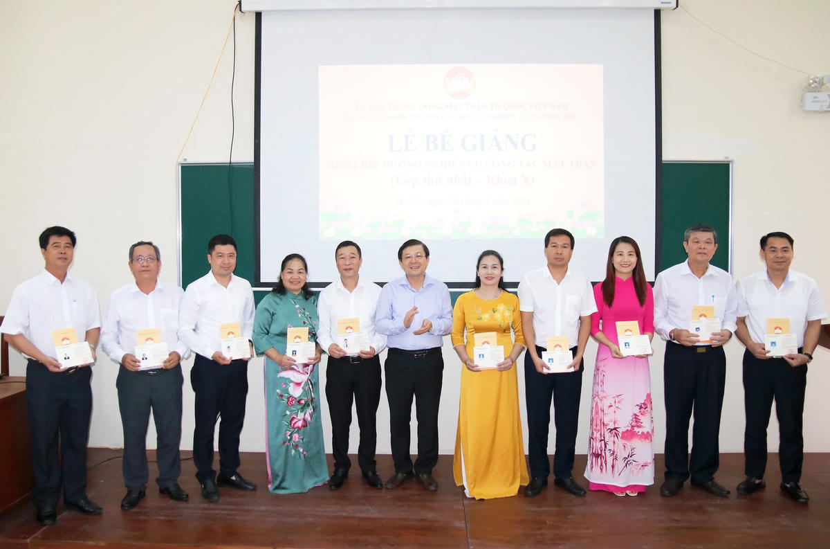 Phó Chủ tịch Nguyễn Hữu Dũng trao Giấy chứng nhận hoàn thành Khóa bồi dưỡng nghiệp vụ công tác Mặt trận (Lớp thứ nhất - Khóa X) cho các học viên tham dự.