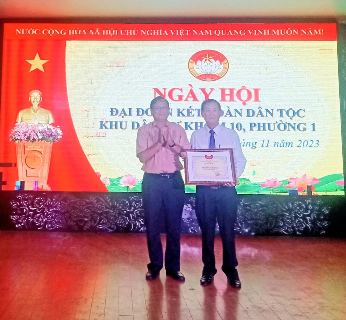Chủ tịch Ủy ban MTTQ Việt Nam tỉnh Bạc Liêu Nguyễn Văn Hòa trao Bằng khen cho tập thể khu dân cư khóm 10, phường 1, thành phố Bạc Liêu vì đã có thành tích xuất sắc trong 20 năm tổ chức Ngày hội Đại đoàn kết toàn dân tộc giai đoạn 2003 – 2023.