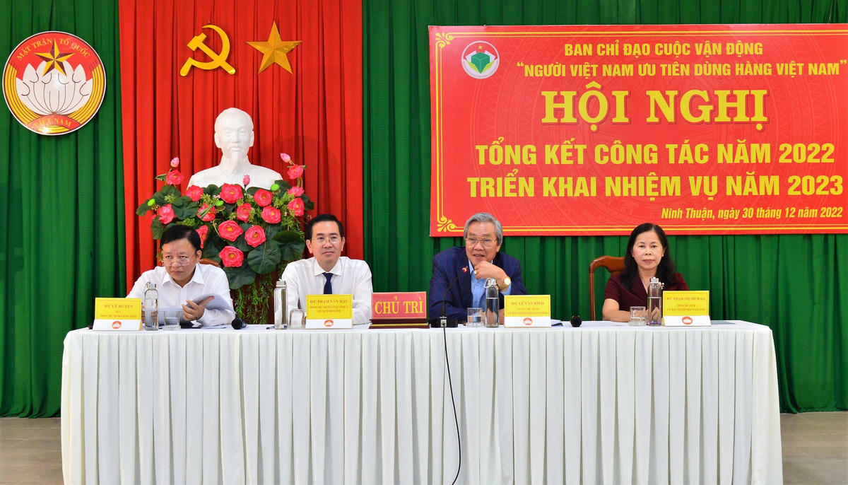 Chủ trì hội nghị.