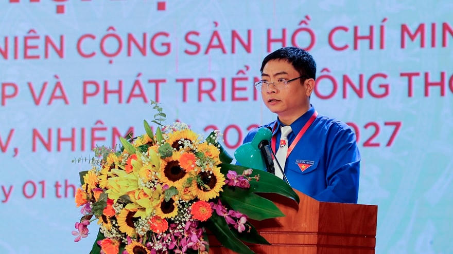 Anh Hoàng Anh Việt - Bí thư Đoàn thanh niên Agribank khóa III trình bày báo cáo tổng kết hoạt động Đoàn thanh niên Agribank nhiệm kỳ 2017 - 2022.