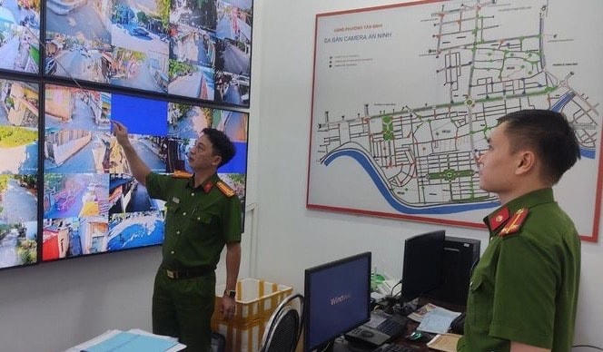 Công an phường Tân Bình (TP Hải Dương) theo dõi camera an ninh bảo đảm trật tự trên địa bàn.