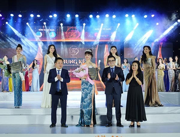 Trao giải cho Á khôi 2.