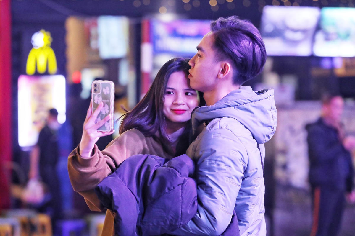 Các bạn trẻ không quên ghi lại khoảnh khắc ngọt ngào cùng nửa kia. 