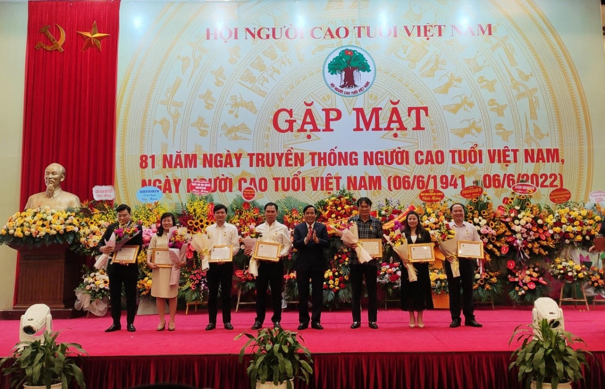 Lãnh đạo Hội Người cao tuổi Việt Nam trao Kỷ niệm chương cho các cá nhân có nhiều đóng góp cho công tác Hội.