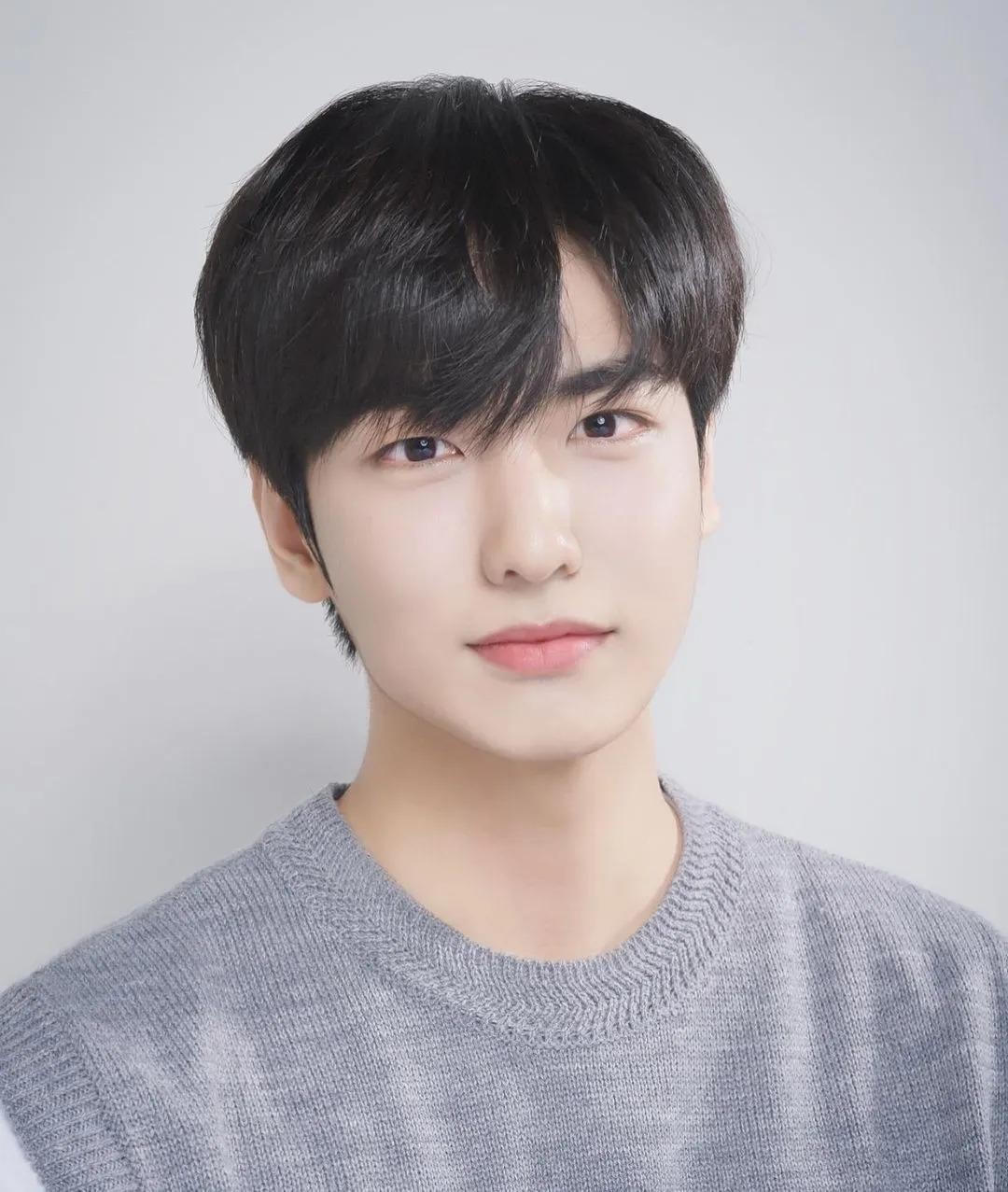 : Vào ngày 30/10/2022, 3 thí sinh Produce 101 mùa 2 tham gia cùng với nam ca sĩ là Park Hee Seok, Kim Do Hyun và Jo Jin Hyung đã xác nhận trên SNS cá nhân rằng nam ca sĩ đã rời khỏi thế gian này. Ba người đã viết “Ji Han đã rời khỏi nơi này đến một nơi yên bình. Xin hãy gửi lời chào đến Ji Han trong chuyến hành trình cuối cùng của anh ấy”.